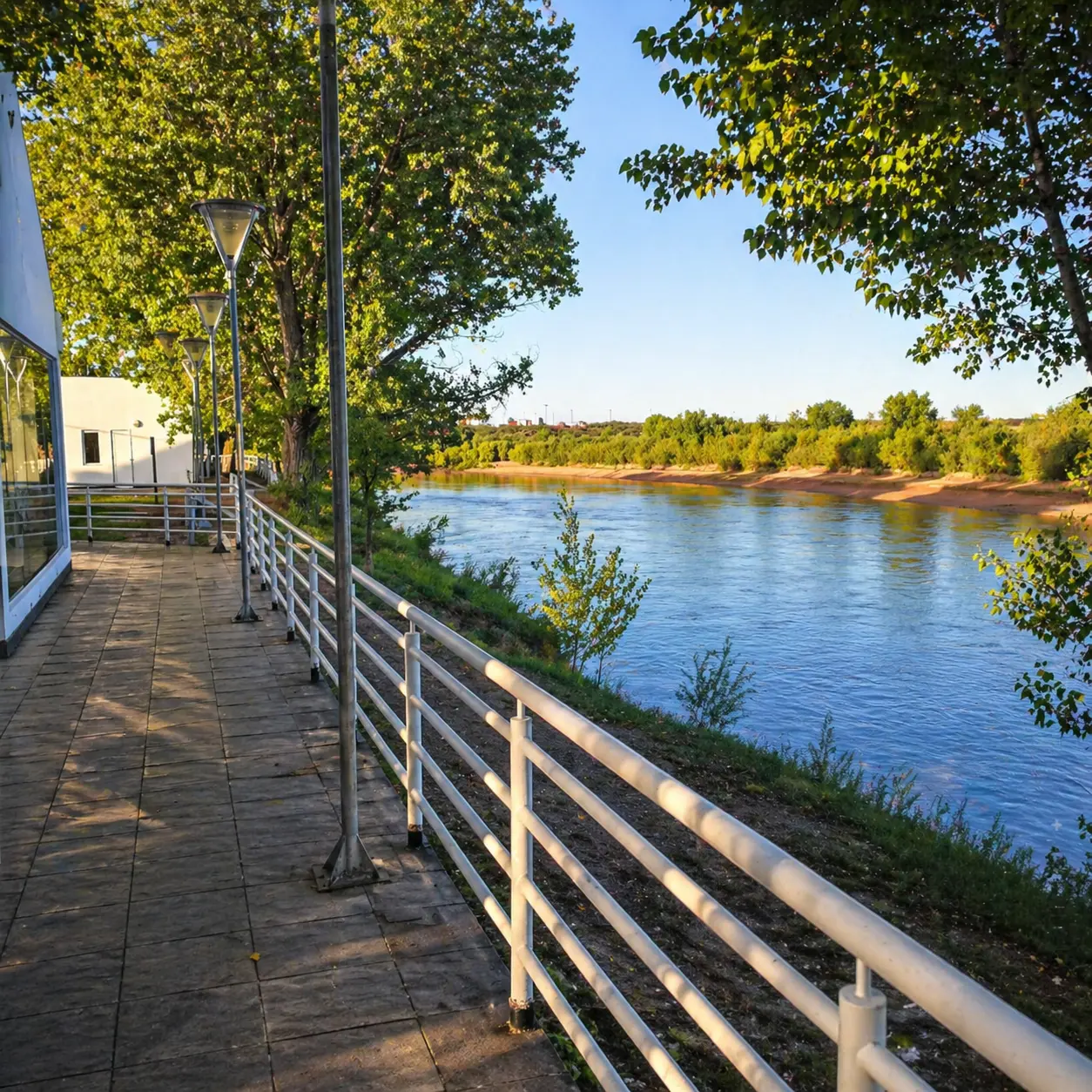 Costanera del río Colorado — entorno del motel