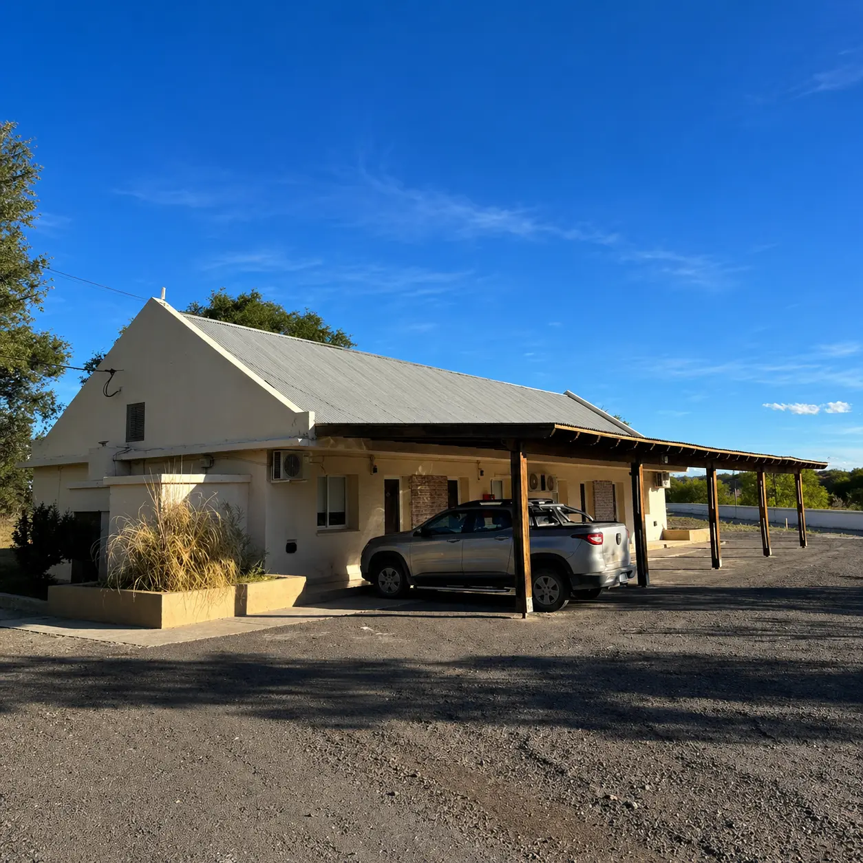 Frente del Motel ACA Colonia 25 de Mayo con cocheras cubiertas