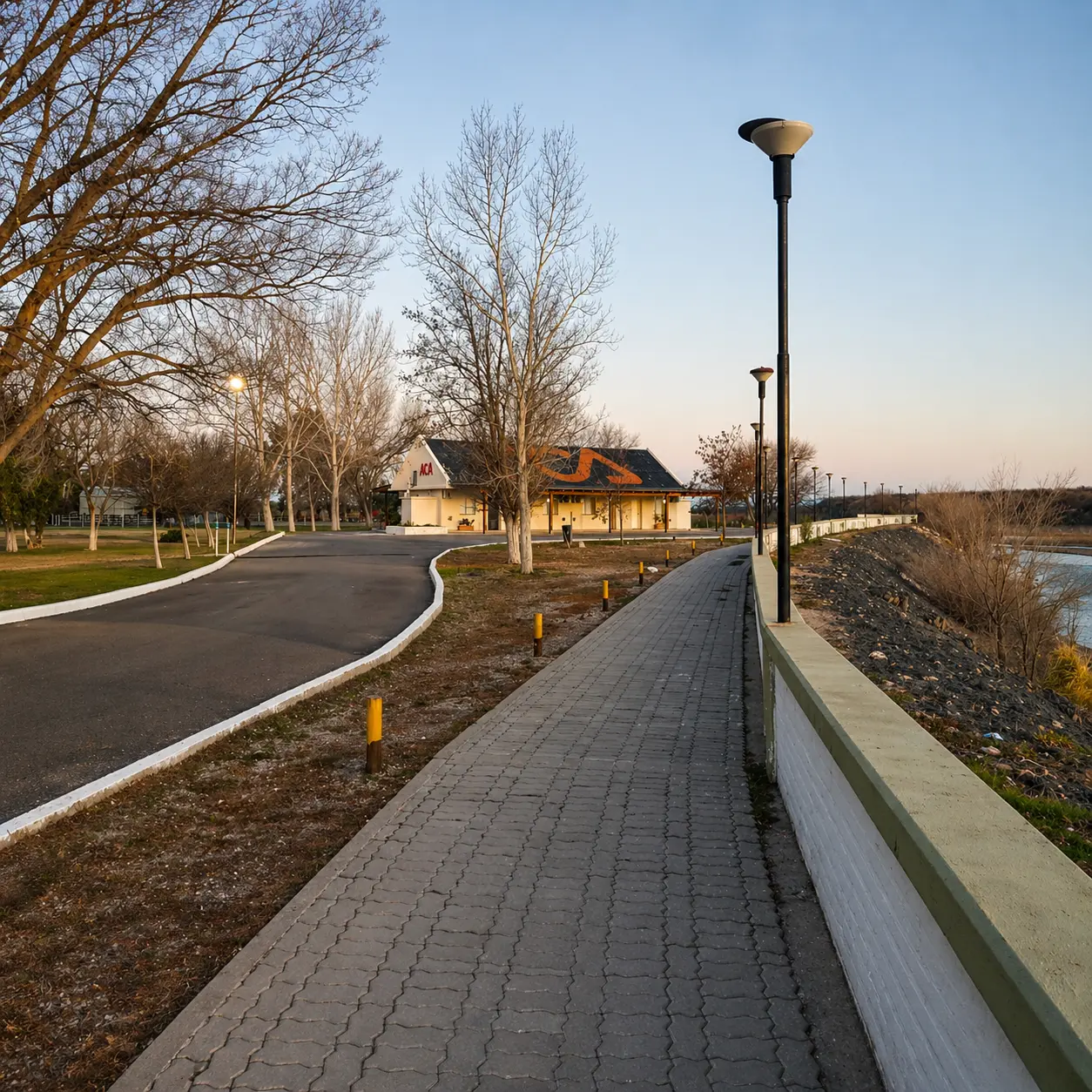 Frente del Motel ACA — galería con cocheras cubiertas